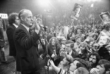 Rene_Levesque_-_election_1973_-_LAC_PA115039