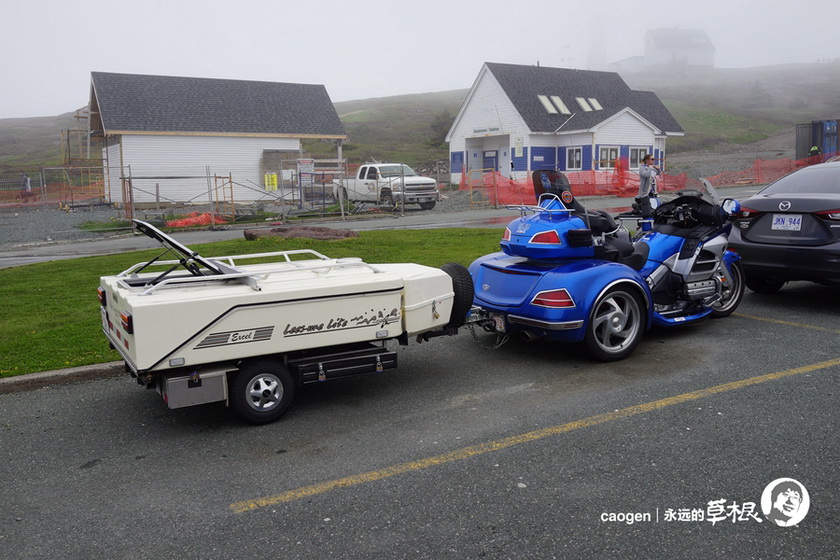 看加拿大老人骑摩托车出行还带着狗，怎么带？