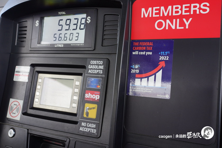 加拿大的加油机上贴了个不和谐的标签